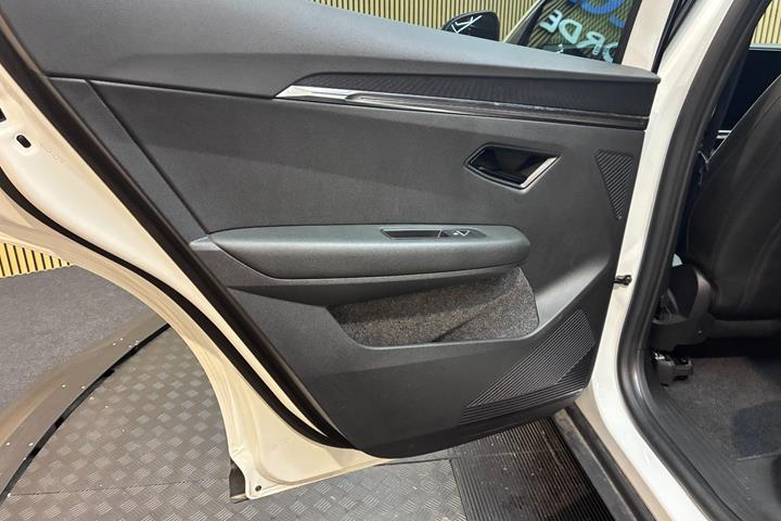 Hvid Renault Scenic E-Tech fra 2025