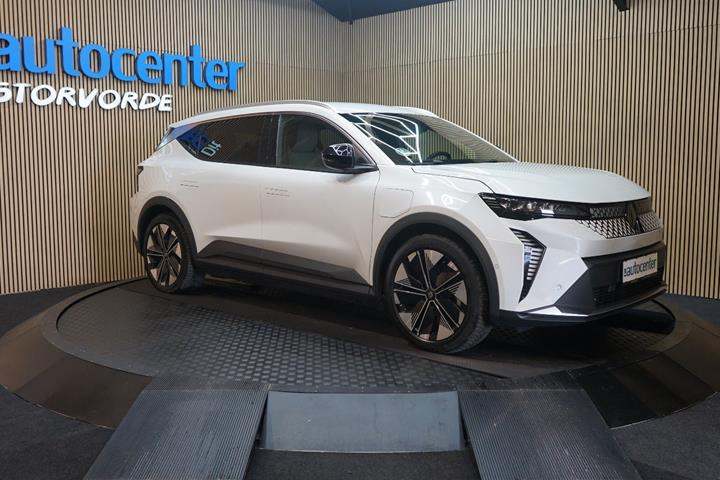 Hvid Renault Scenic E-Tech fra 2025 set udefra