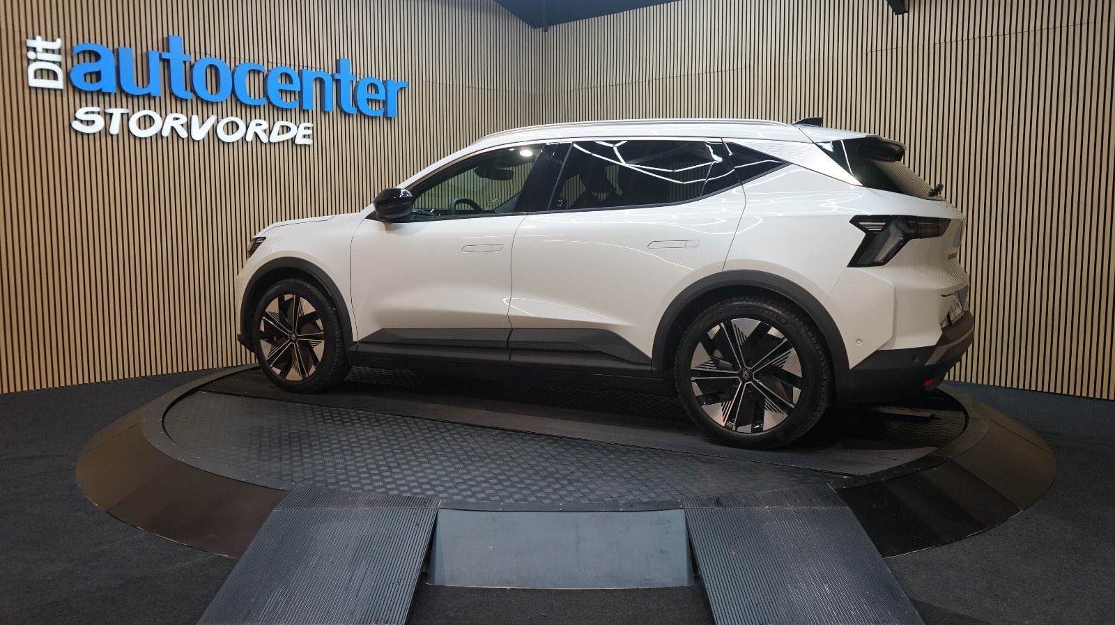 Hvid Renault Scenic E-Tech fra 2025