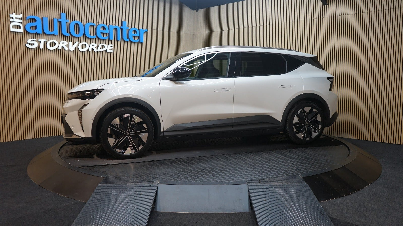Hvid Renault Scenic E-Tech fra 2025