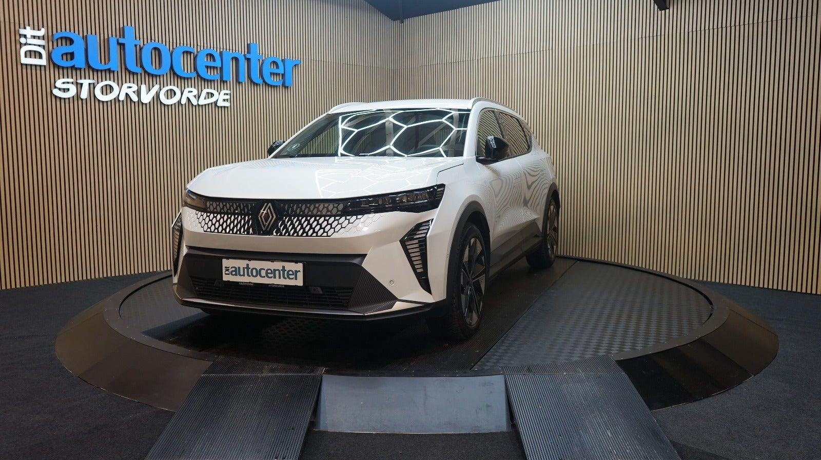 Hvid Renault Scenic E-Tech fra 2025