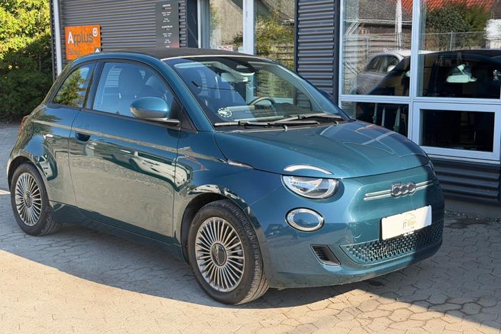 Grøn Fiat 500e fra 2022 set udefra