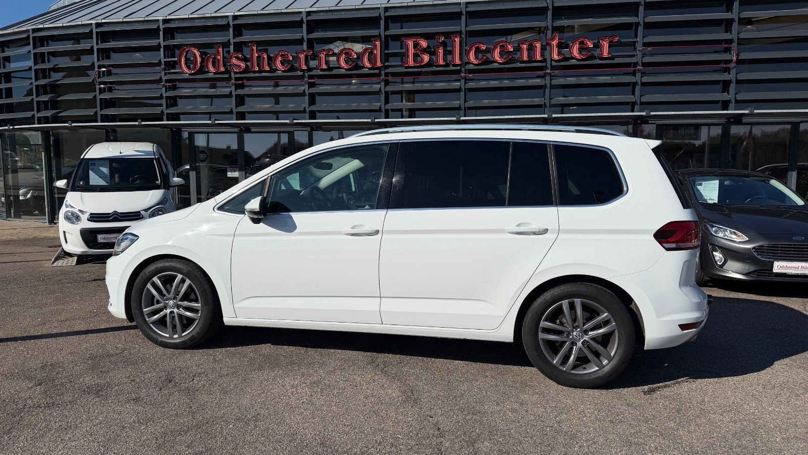Hvid VW Touran fra 2019