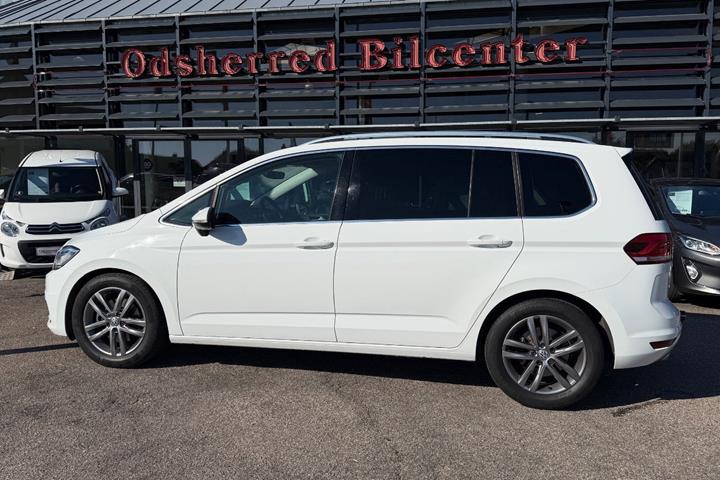 Hvid VW Touran fra 2019