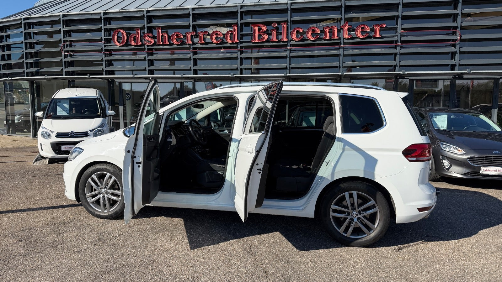Hvid VW Touran fra 2019
