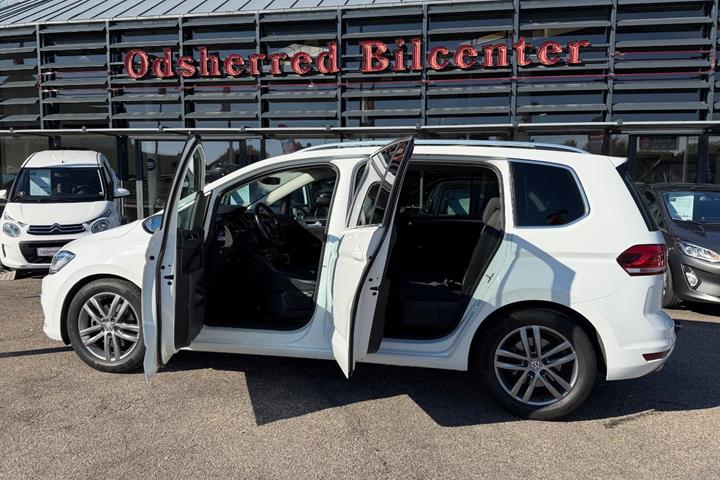 Hvid VW Touran fra 2019