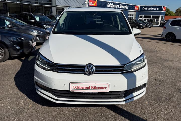 Hvid VW Touran fra 2019