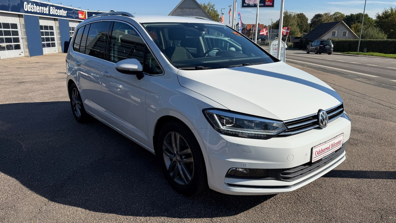 Hvid VW Touran fra 2019