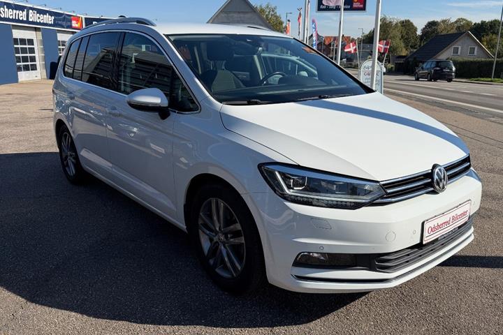 Hvid VW Touran fra 2019