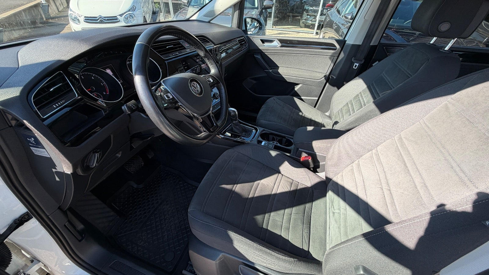 Hvid VW Touran fra 2019