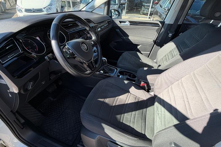Hvid VW Touran fra 2019