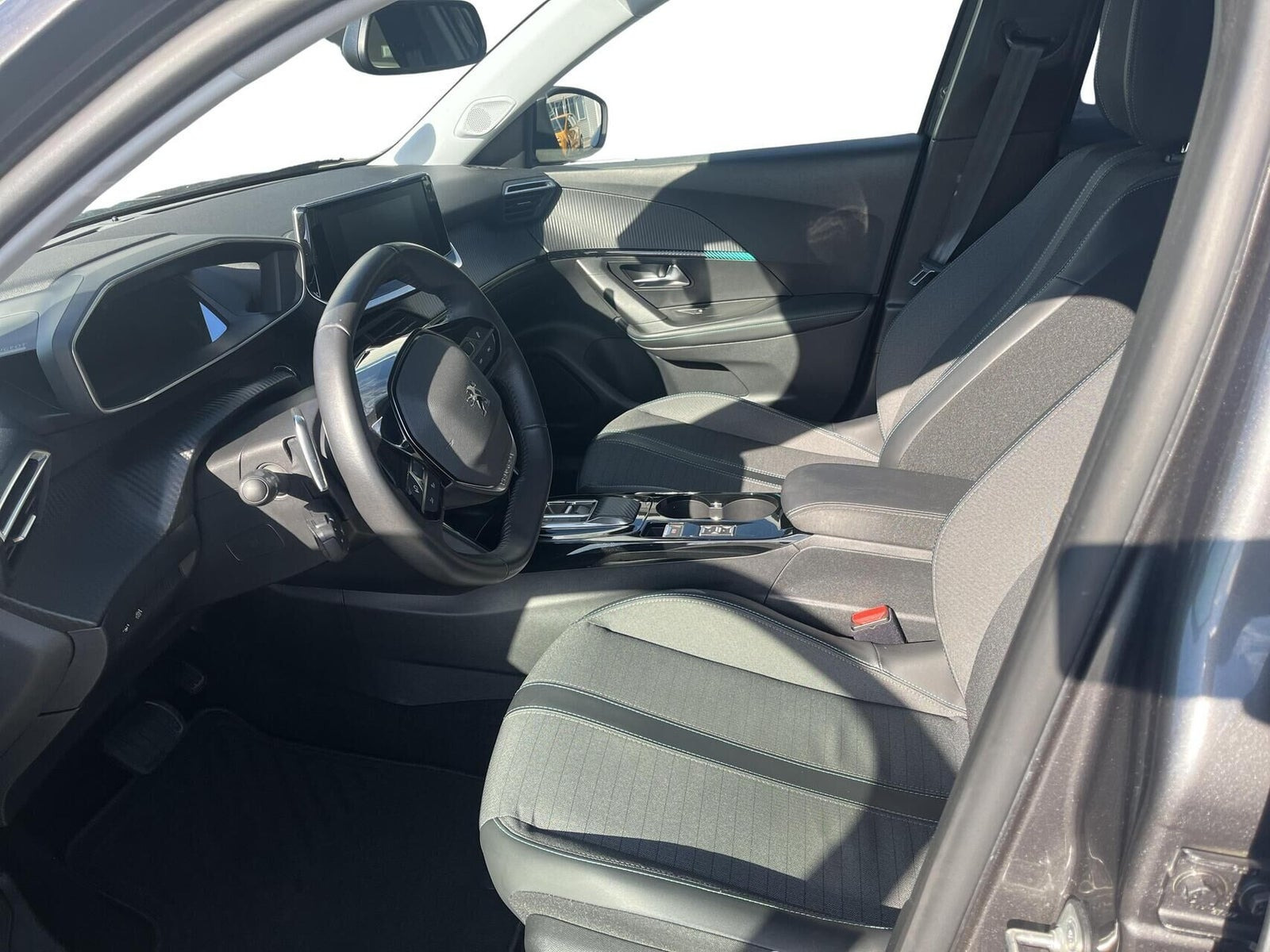 Grå Peugeot 2008 fra 2022