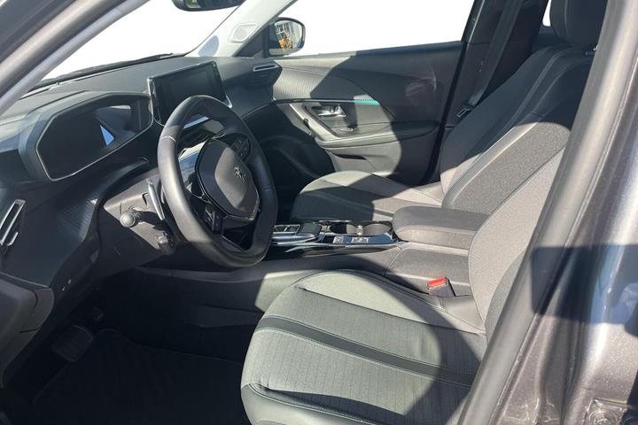Grå Peugeot 2008 fra 2022