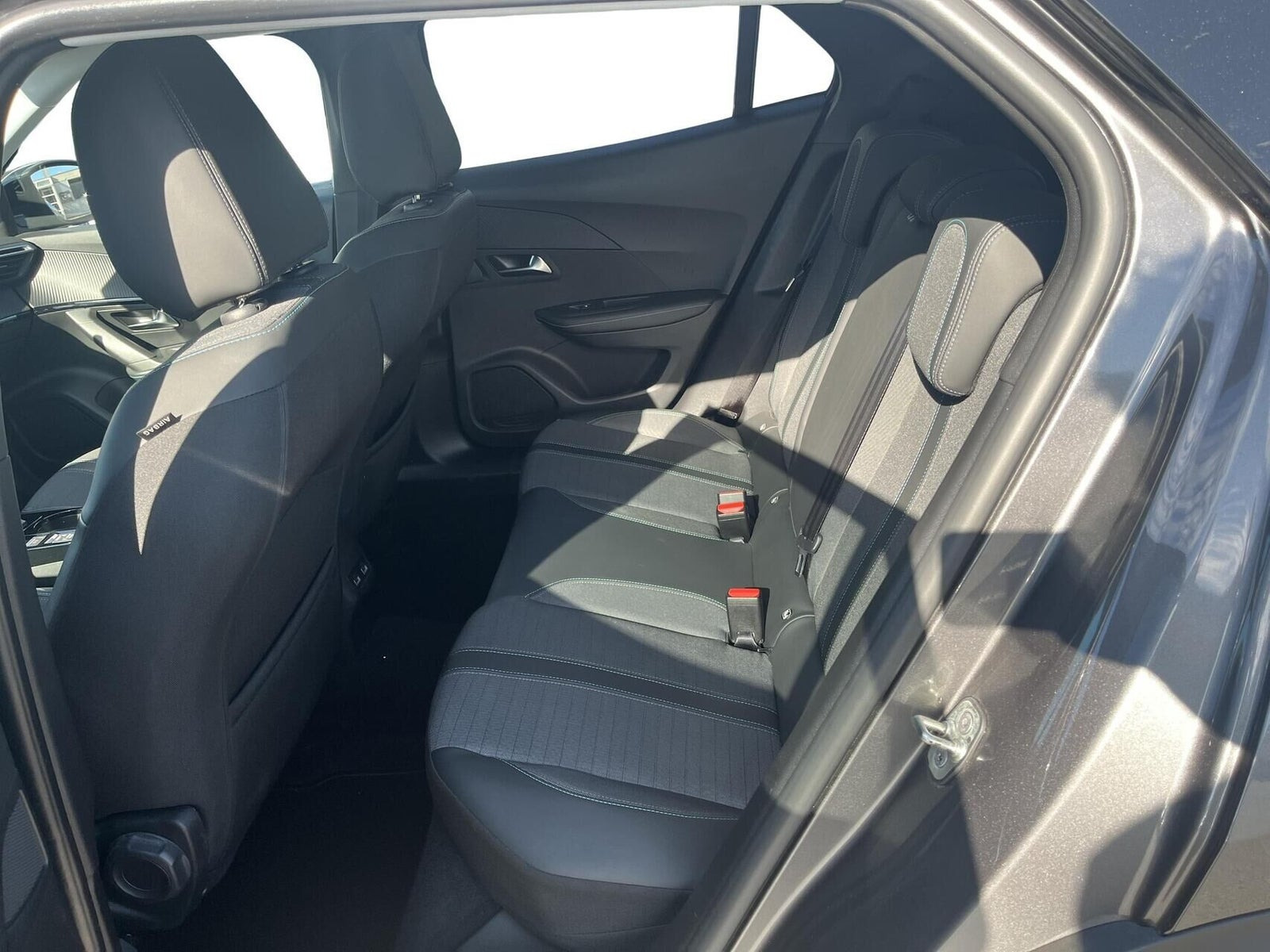 Grå Peugeot 2008 fra 2022