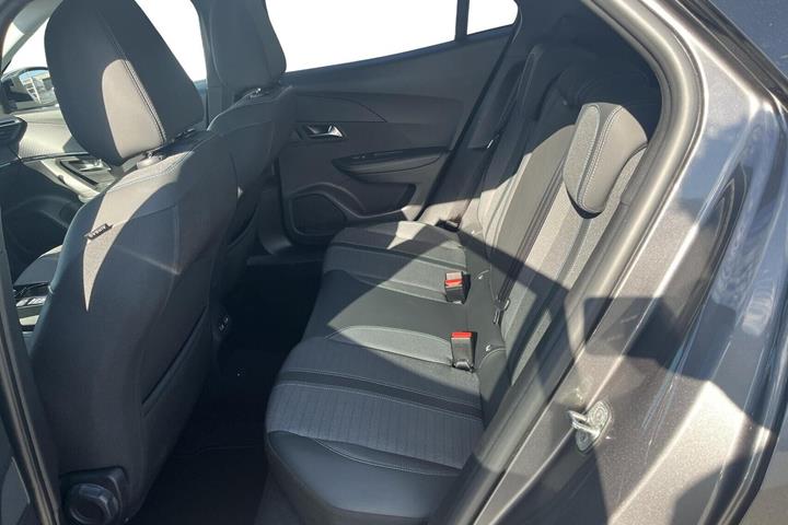 Grå Peugeot 2008 fra 2022