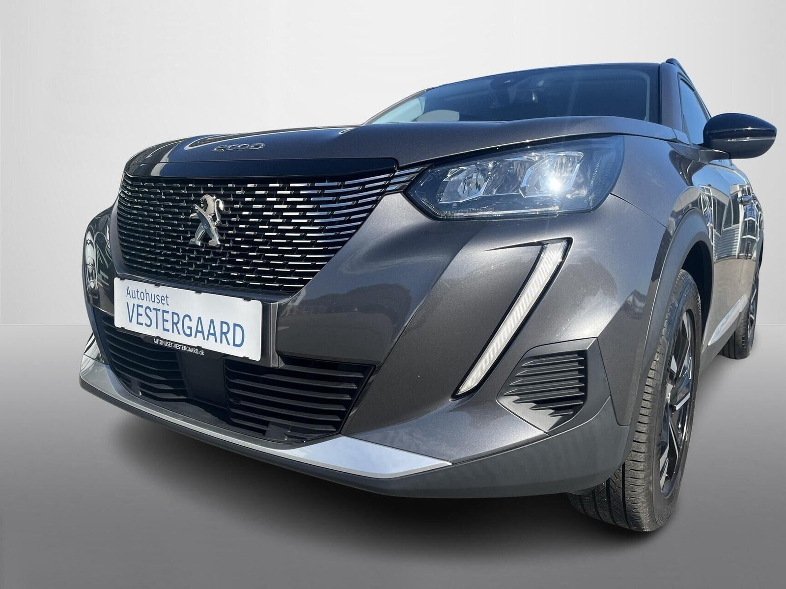 Grå Peugeot 2008 fra 2022