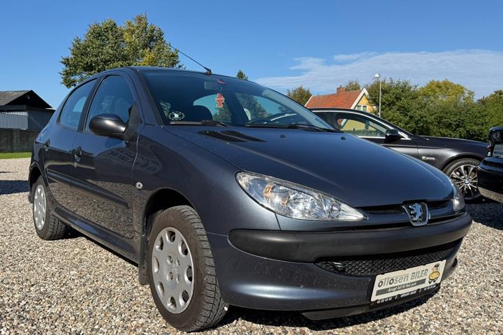 Grå Peugeot 206 fra 2007