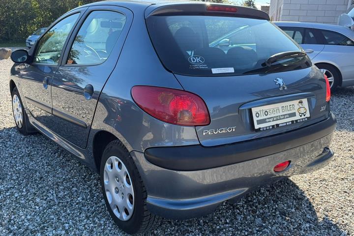 Grå Peugeot 206 fra 2007