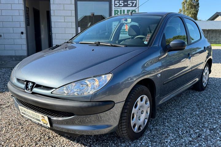 Grå Peugeot 206 fra 2007