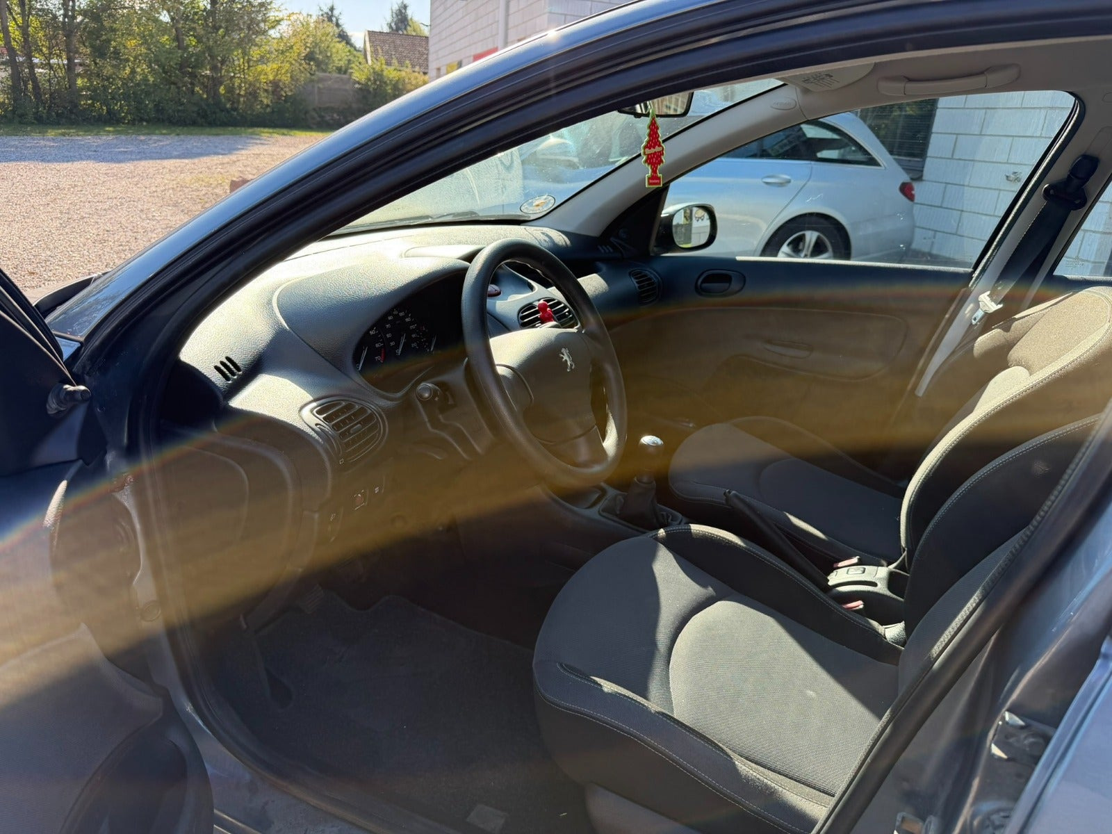 Grå Peugeot 206 fra 2007