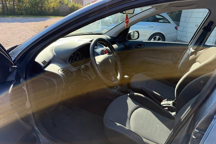 Grå Peugeot 206 fra 2007