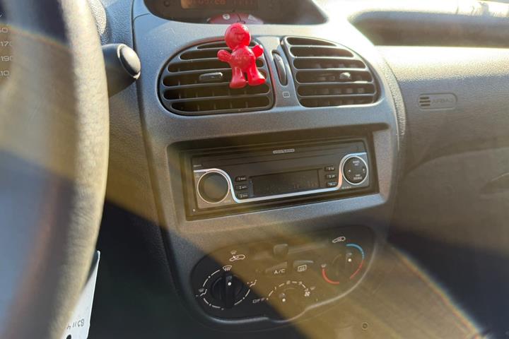 Grå Peugeot 206 fra 2007