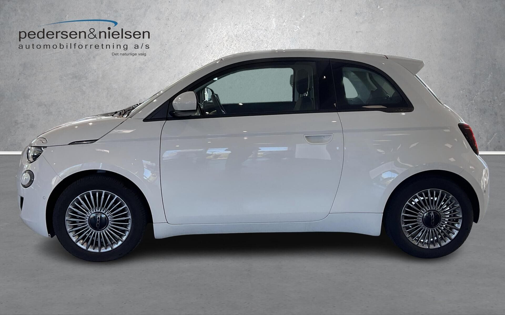 Hvid Fiat 500e fra 2023