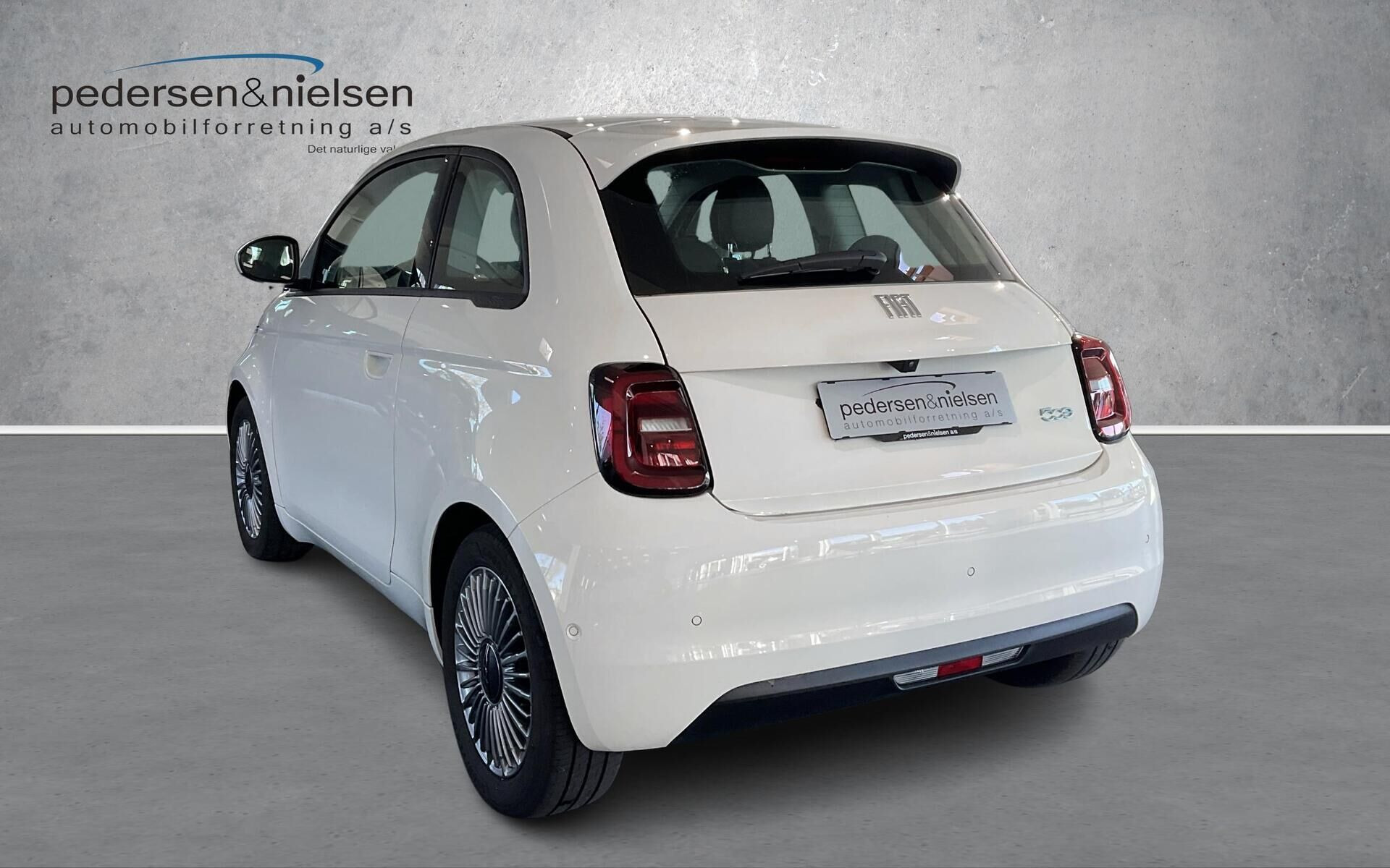 Hvid Fiat 500e fra 2023