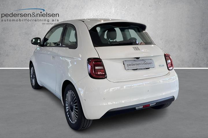 Hvid Fiat 500e fra 2023