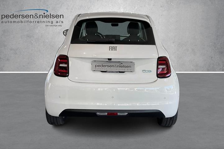 Hvid Fiat 500e fra 2023