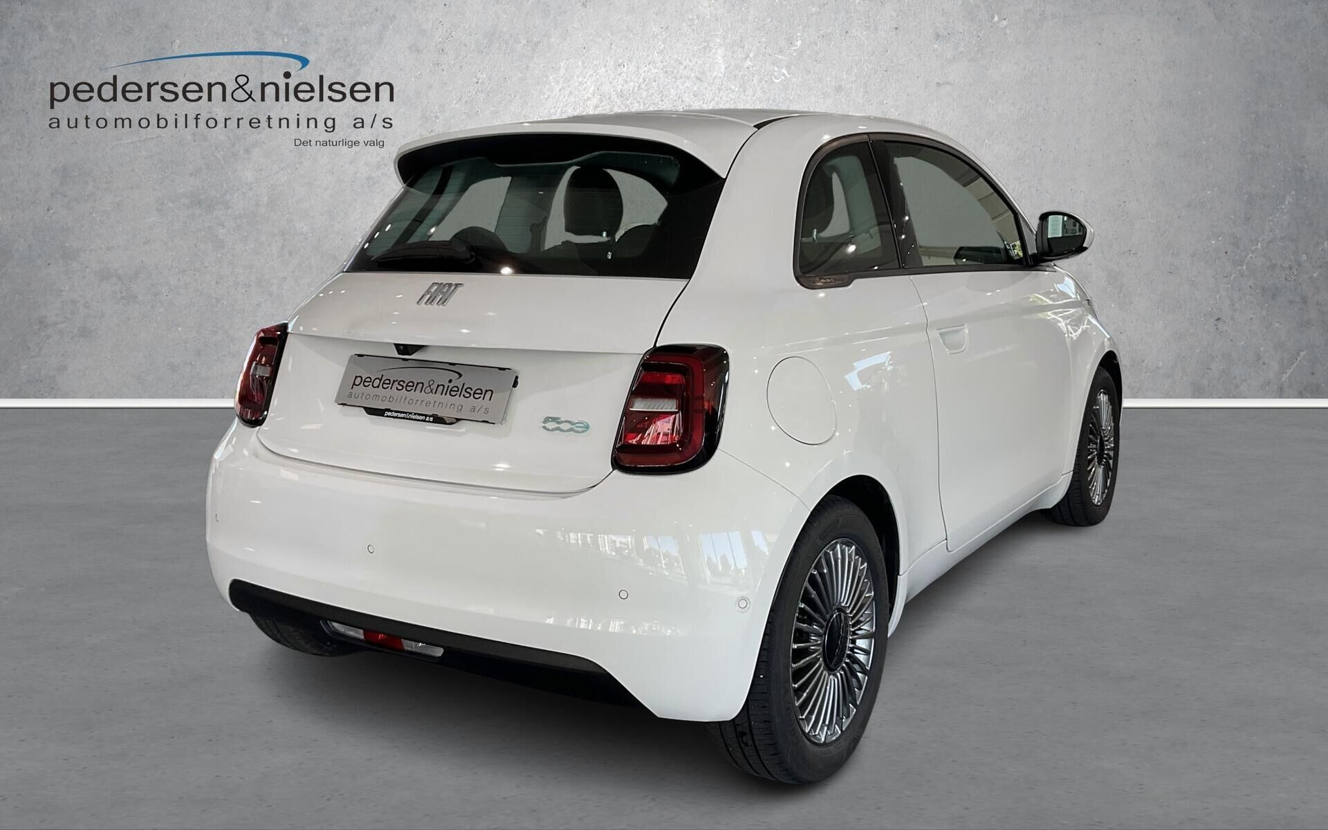 Hvid Fiat 500e fra 2023