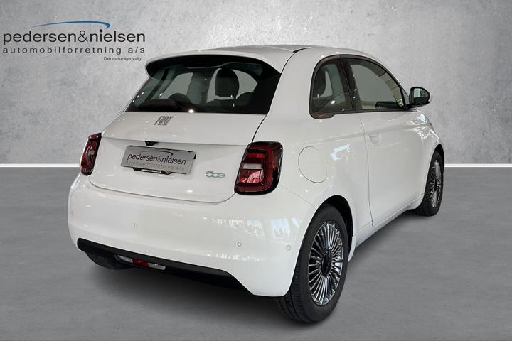 Hvid Fiat 500e fra 2023