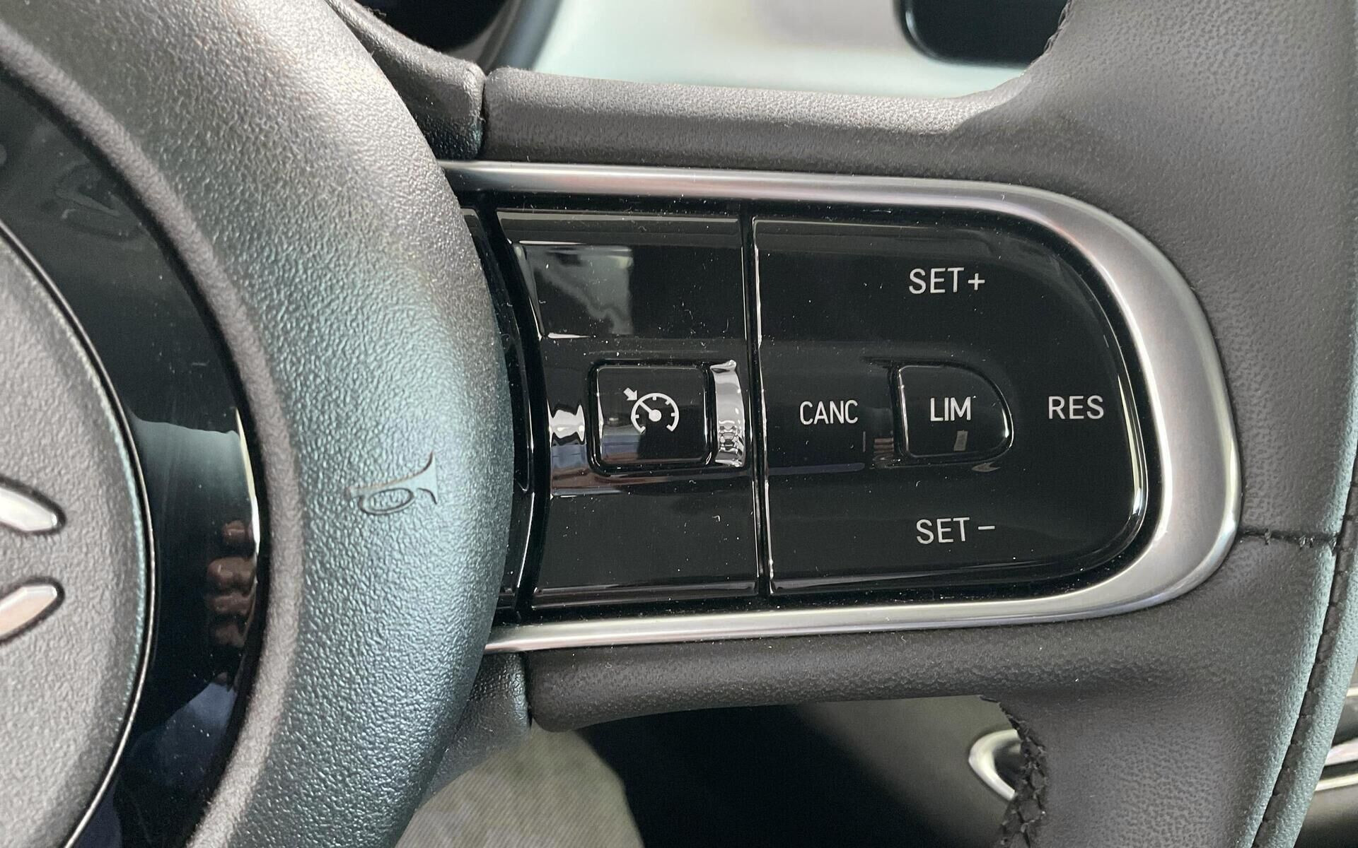 Hvid Fiat 500e fra 2023