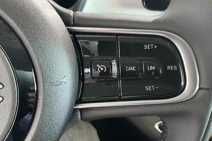 Hvid Fiat 500e fra 2023