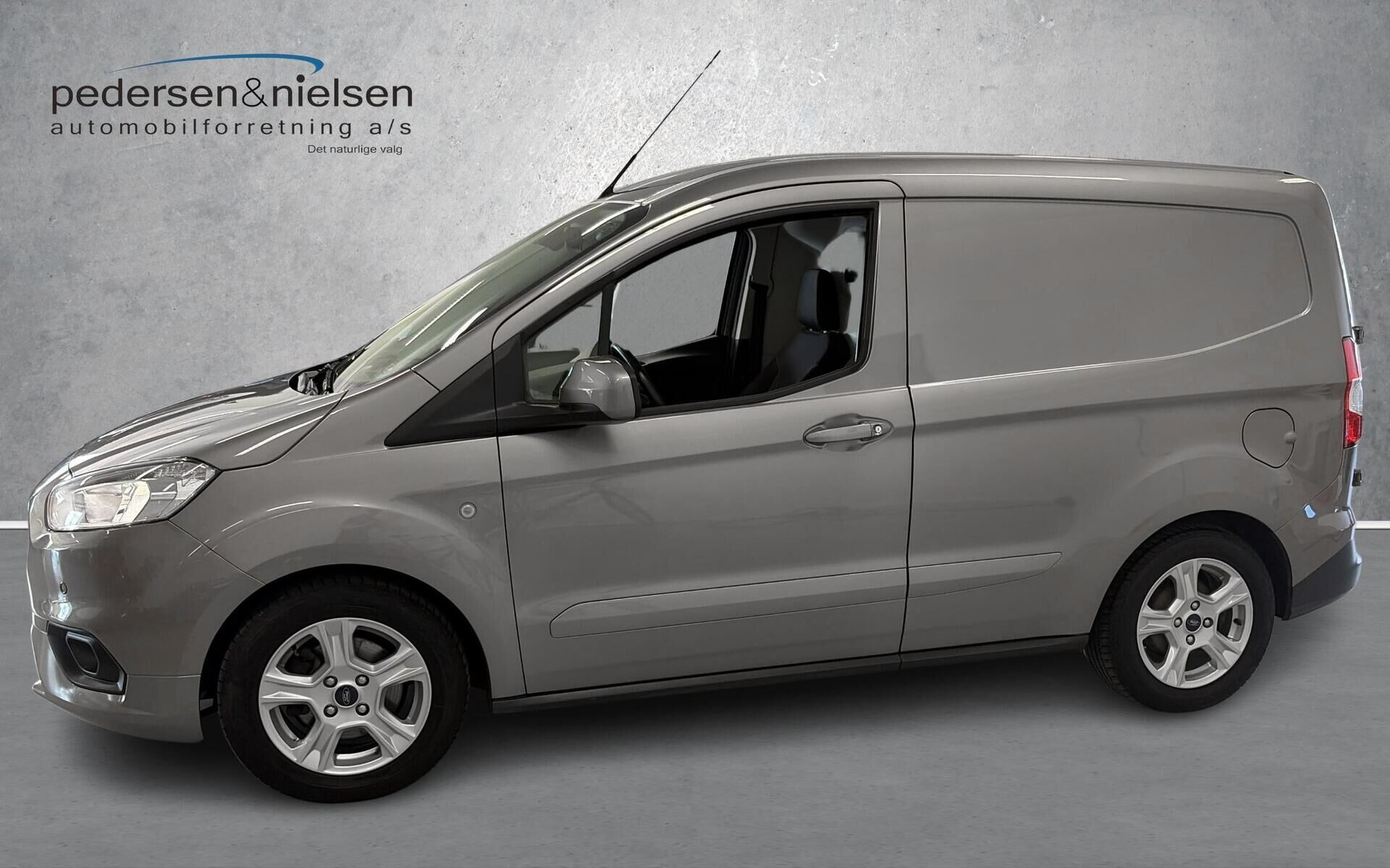 Grå Ford Transit Courier fra 2022