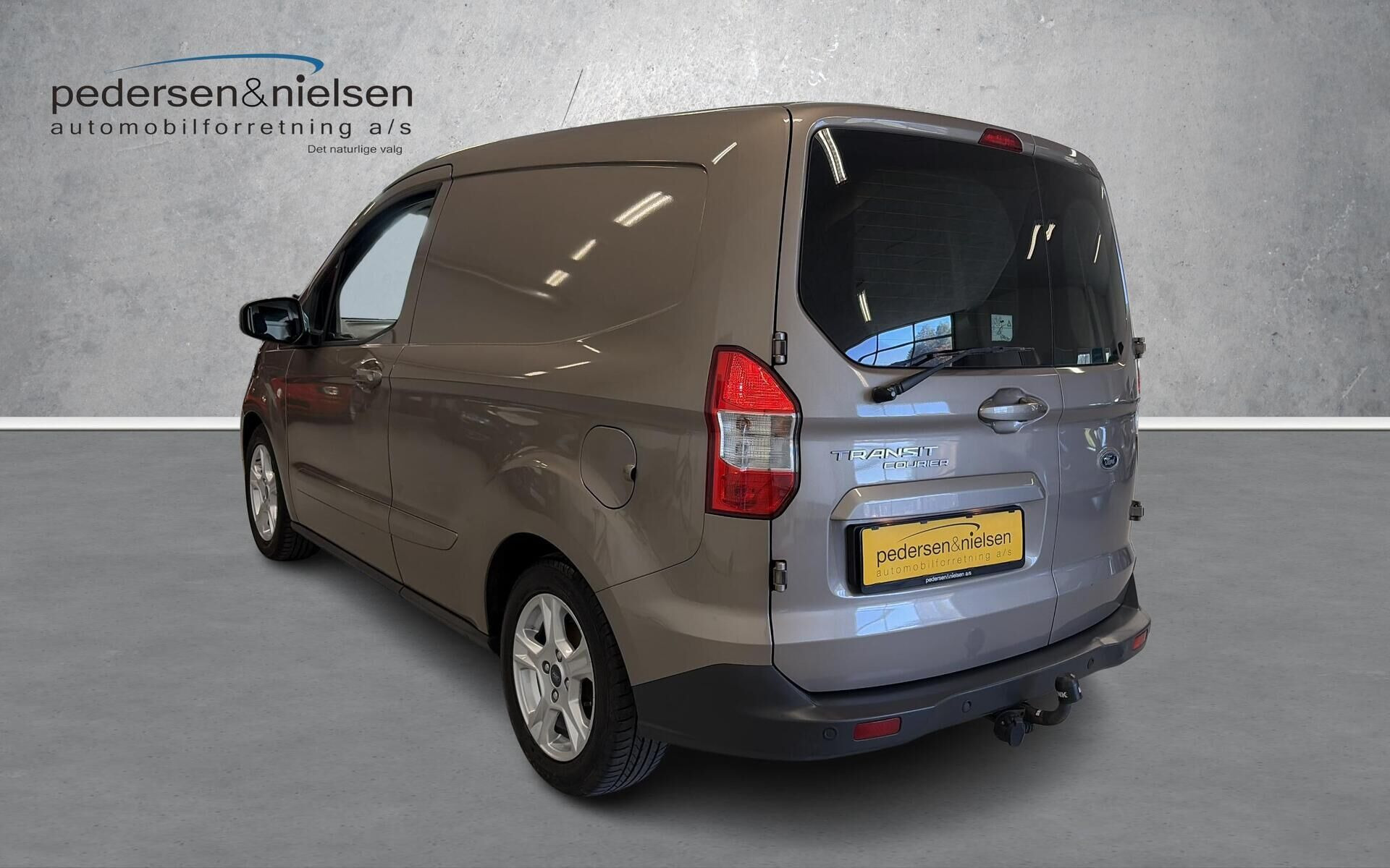 Grå Ford Transit Courier fra 2022