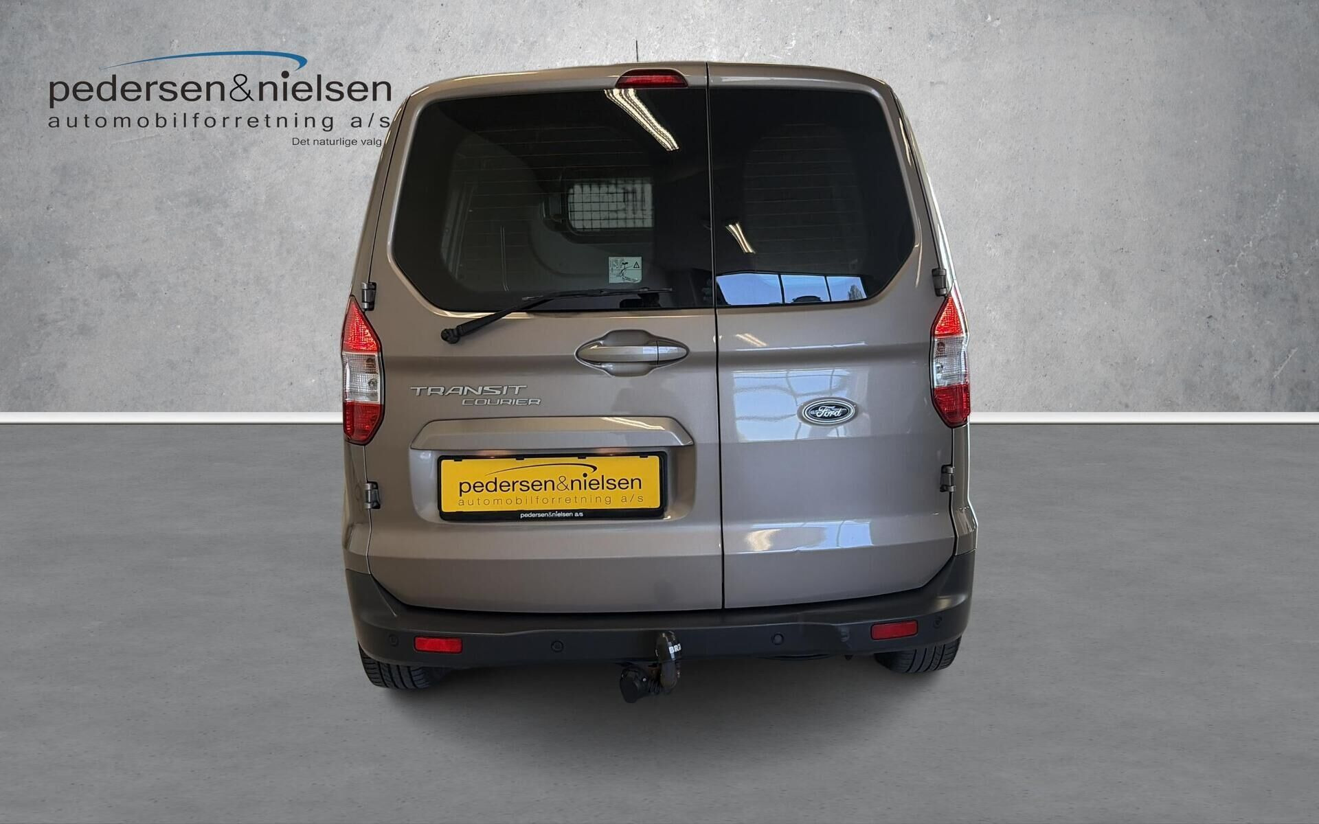 Grå Ford Transit Courier fra 2022