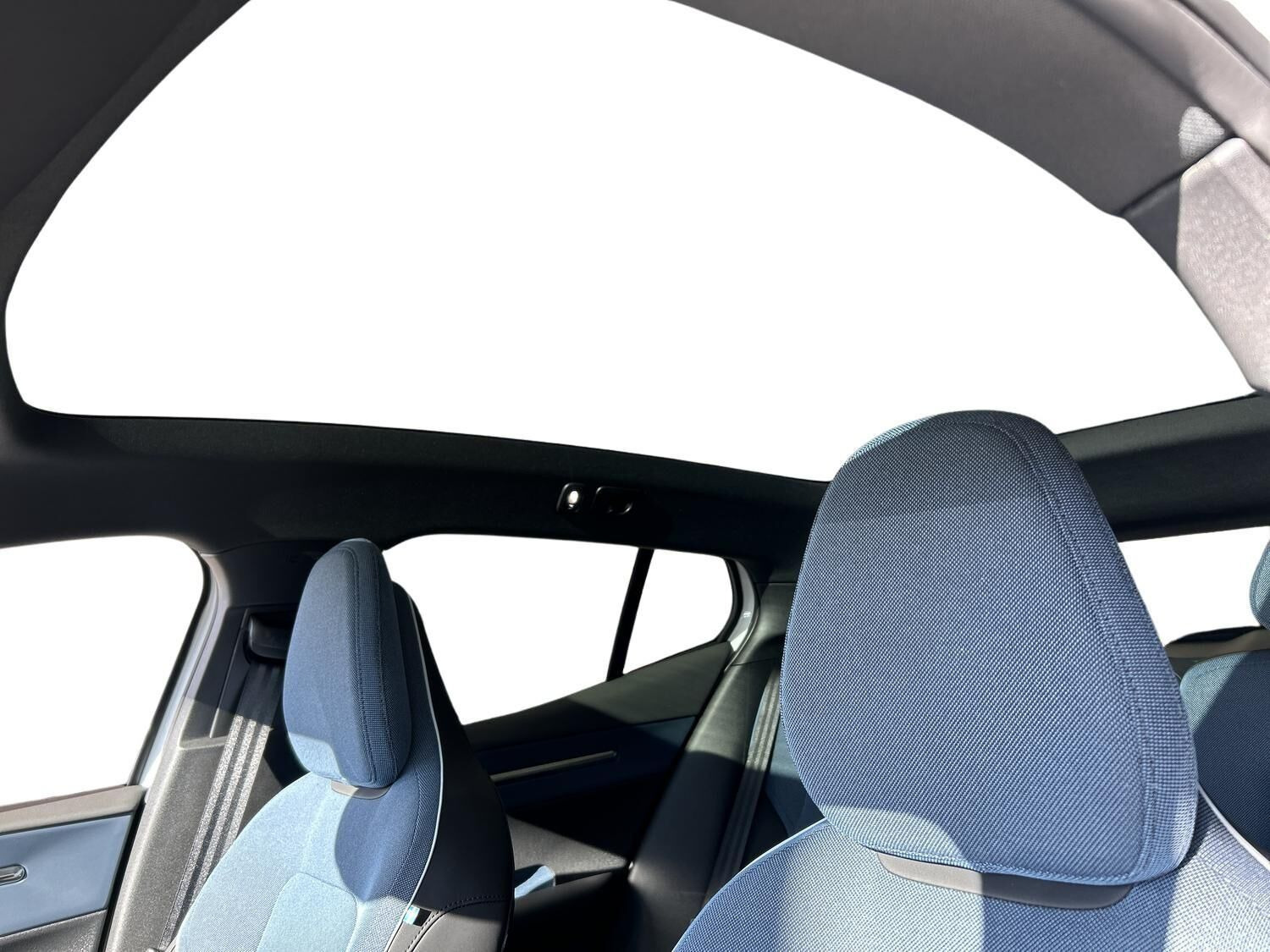 Hvid Volvo EX30 Cross Country fra 2025