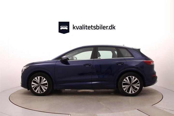 Blå Audi Q4 fra 2022