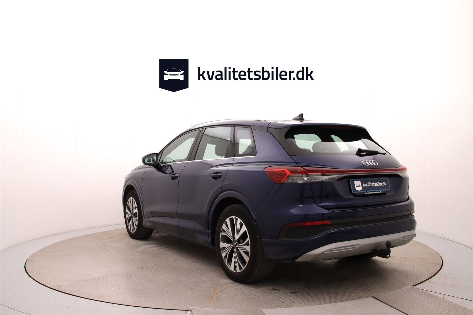 Blå Audi Q4 fra 2022