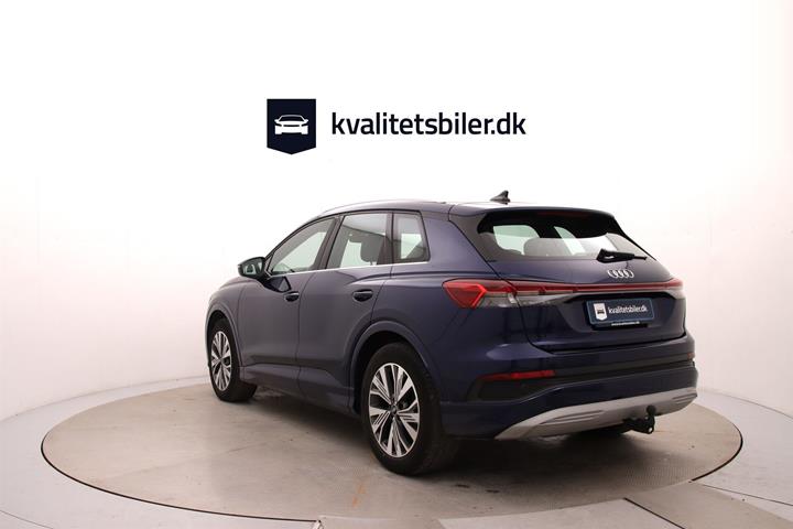 Blå Audi Q4 fra 2022