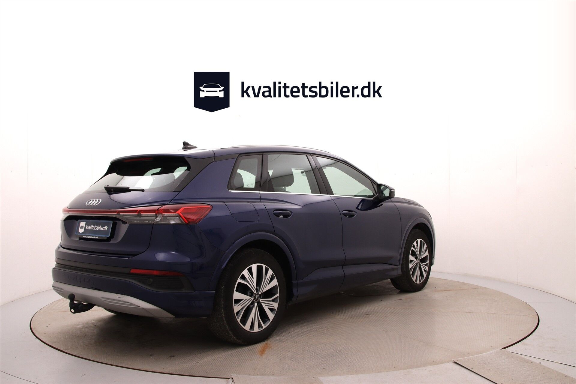Blå Audi Q4 fra 2022