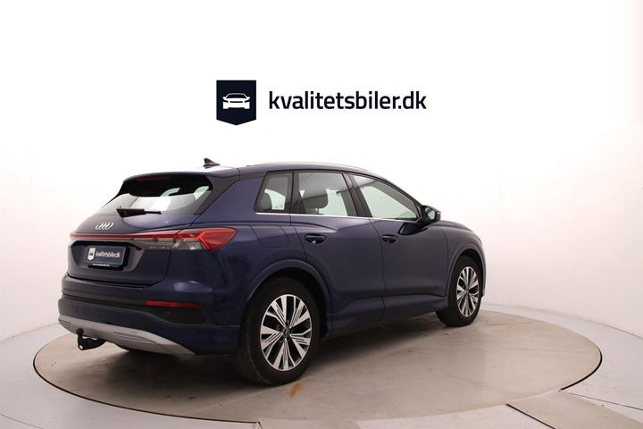 Blå Audi Q4 fra 2022