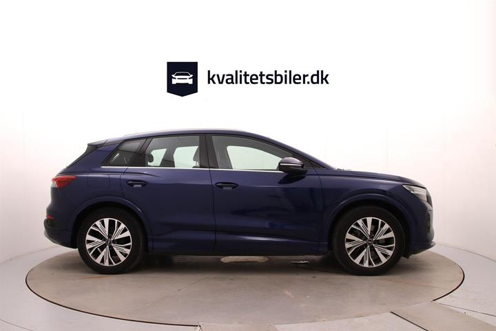 Blå Audi Q4 fra 2022