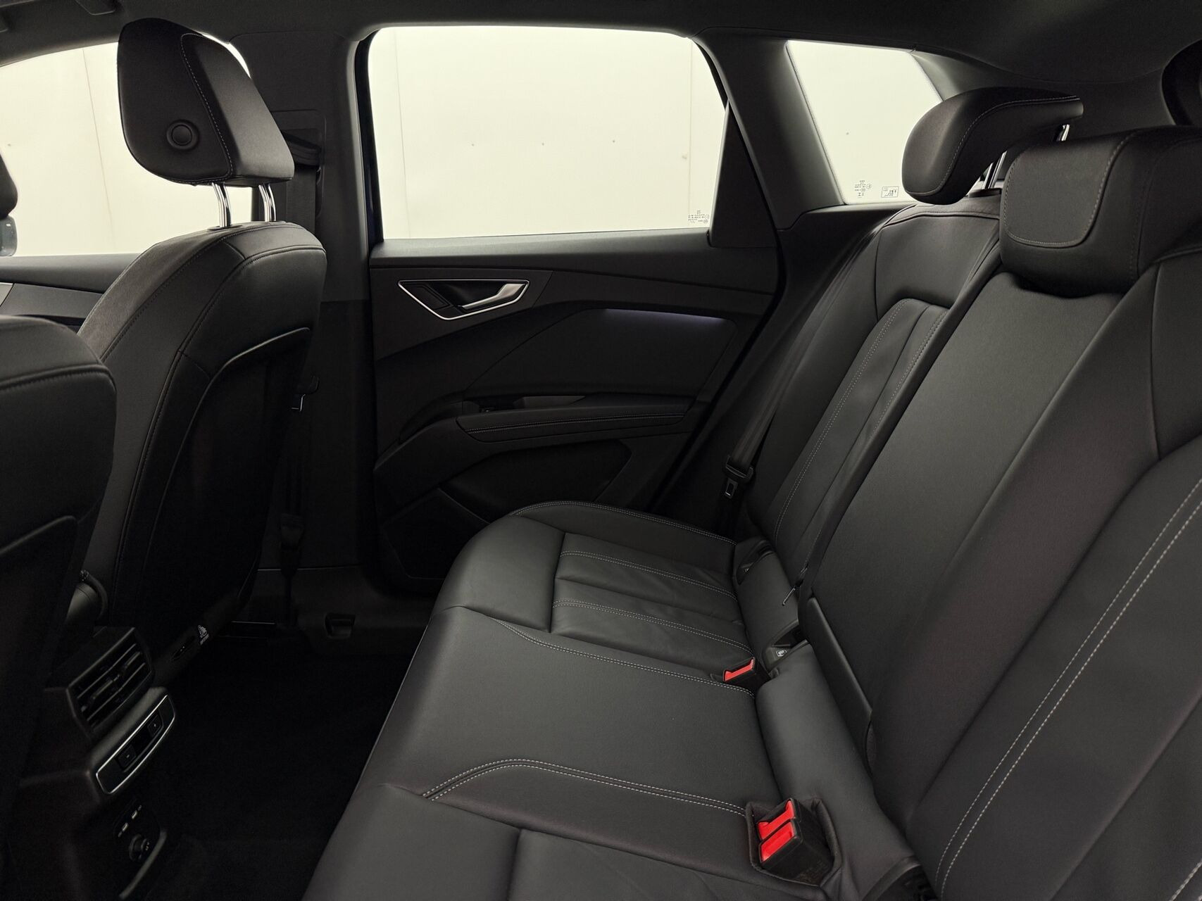Blå Audi Q4 fra 2022