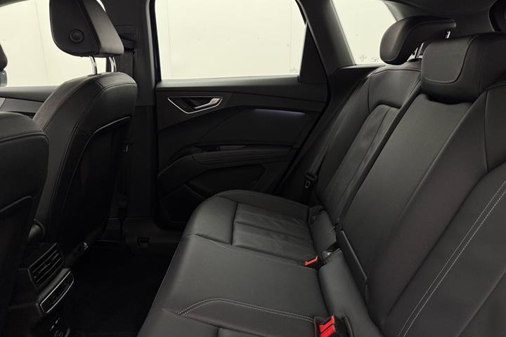 Blå Audi Q4 fra 2022