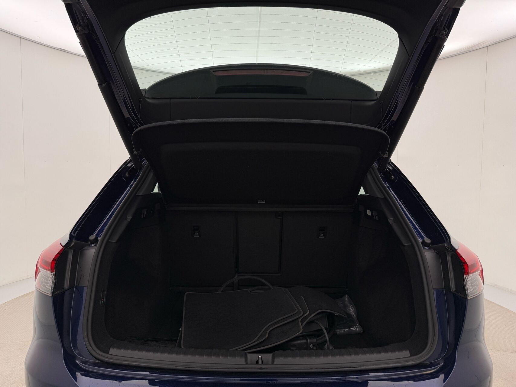 Blå Audi Q4 fra 2022