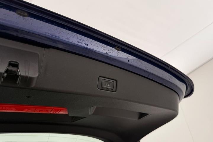 Blå Audi Q4 fra 2022
