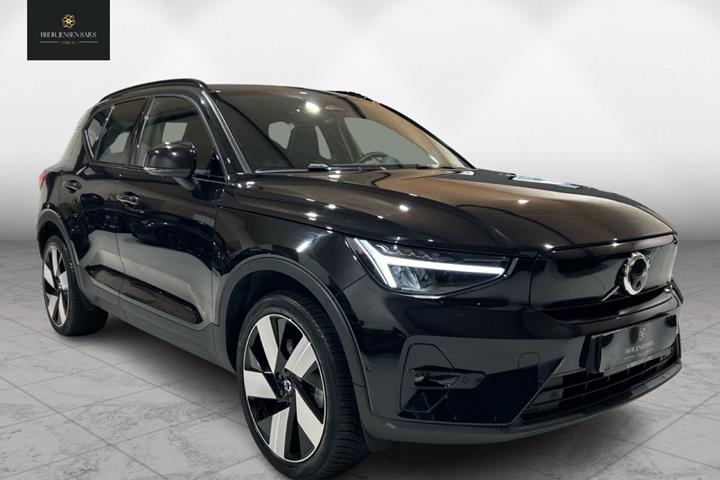 Sort Volvo XC40 fra 2023 set udefra
