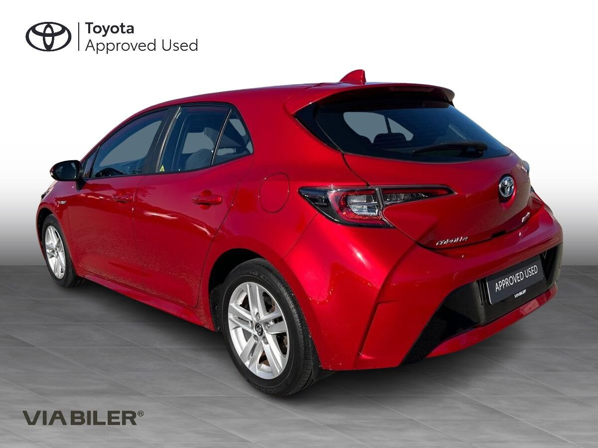 Rød Toyota Corolla fra 2019